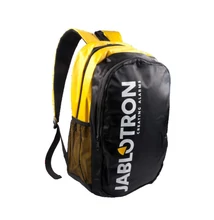 Fekete-sárga színű, két rekeszes, két hálós oldalzsebbel ellátott, állítható vállpánttal szerelt hátizsák JABLOTRON logóval.